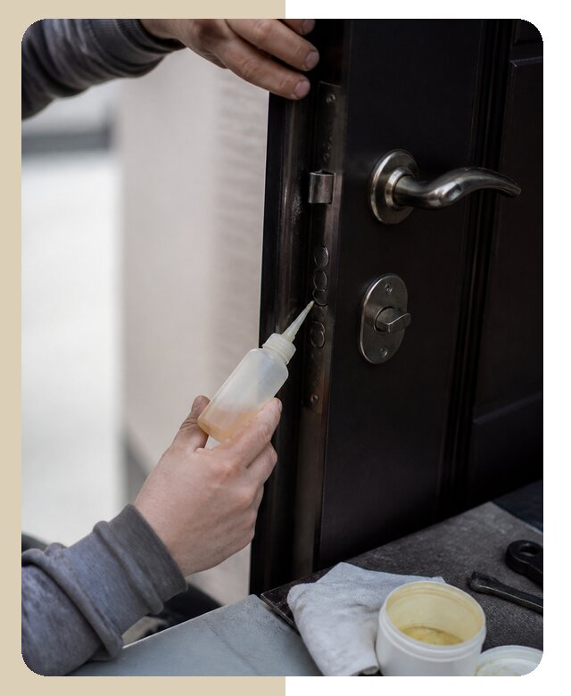 Профессиональная смазка дверной фурнитуры с выездом в Щекине